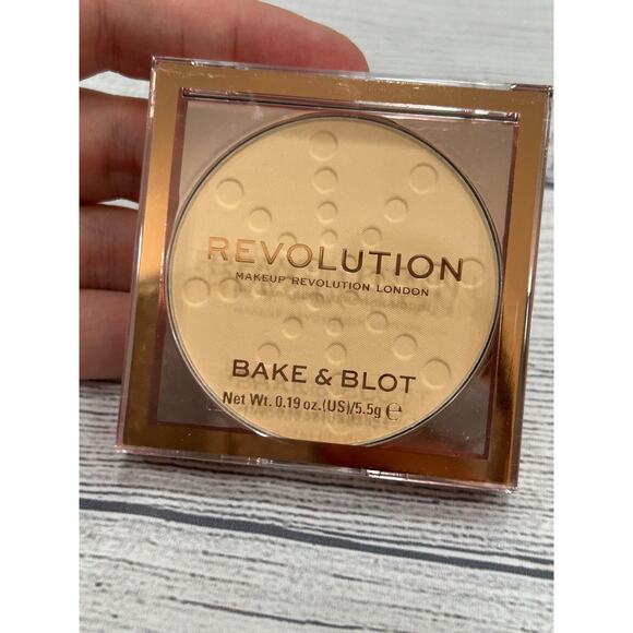 New Makeup Revolution Baking Pressed Powder Bake and Blot Banana 0.19 oz / 5g - Picture 2 of 4